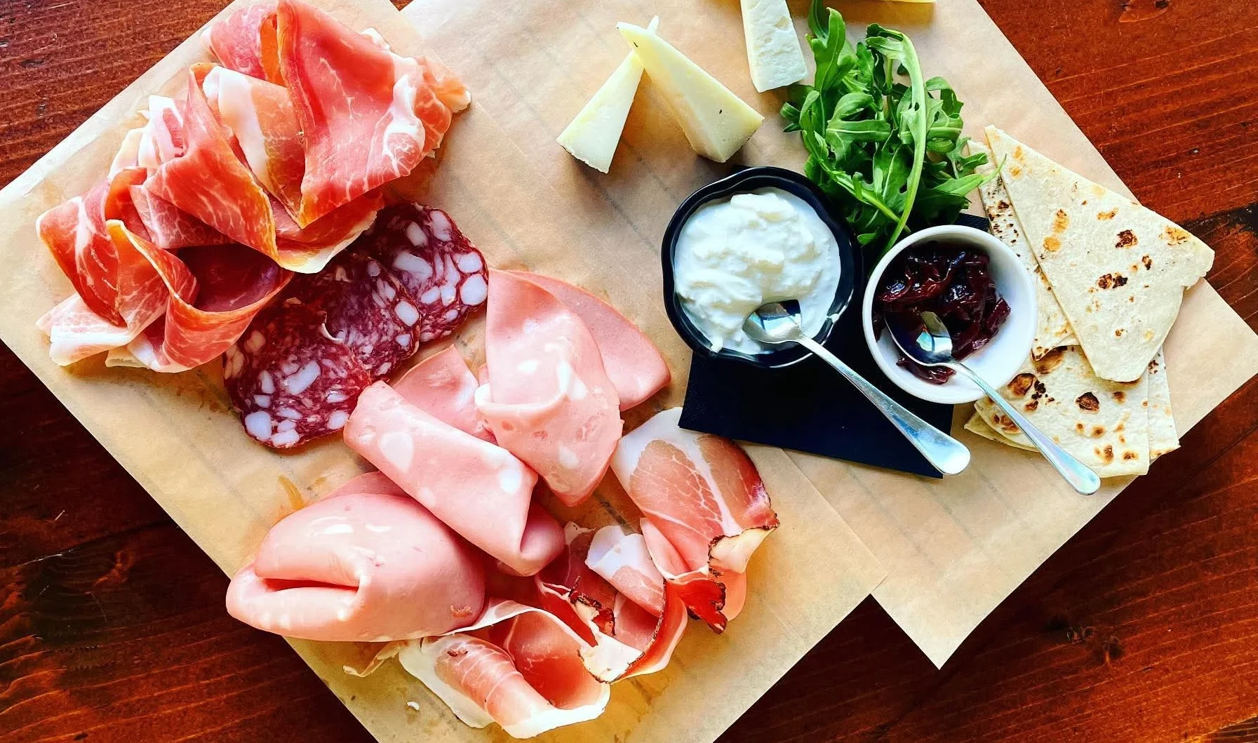 Tagliere di Affettati, salse  e formaggi per un aperitivo gustoso all'Estro Riccione.