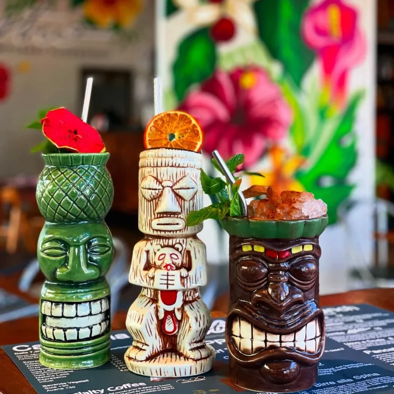 Aperitivi con cocktails e drink fatti dai nostri barman in scenografiche tazze tiki da abbinare a taglieri di affettati da condividere.