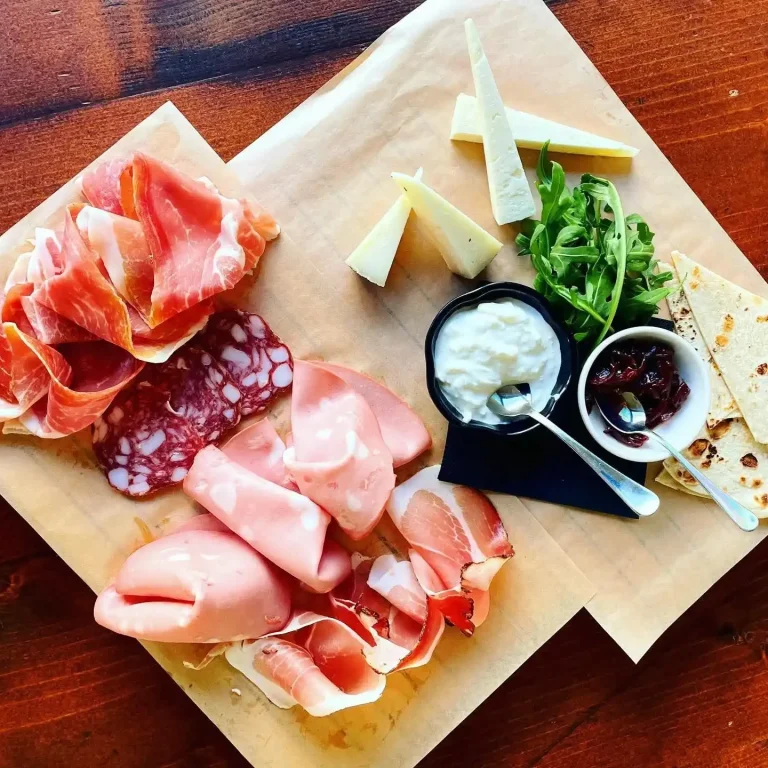 Aperitivi con cocktails e drink fatti dai nostri barman in scenografiche tazze tiki da abbinare a taglieri di affettati da condividere.