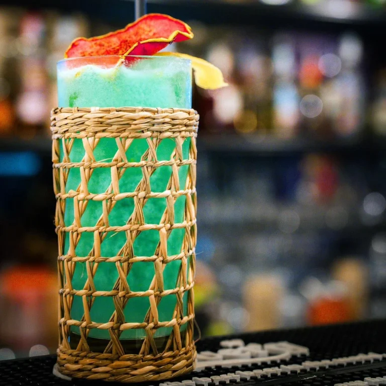 cocktails verde in bicchiere alto scenografico