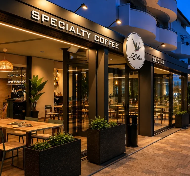 Il ristorante L'Estro ristrutturato nel 2026 Ristrutturazione dell'Estro nell'estate 2026. Ristorante con veranda, tavoli all'aperto e alberi verdi lungo la strada.