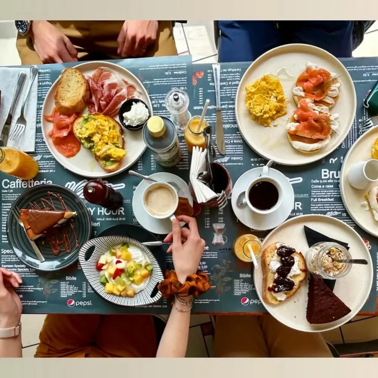 Colazione, Brunch, pausa pranzo all'Estro Riccione dalle 7.30 Brunch con uova, pancakes, frutta fresca, yogurt, avocado toast, torte, cappuccino, caffè spremute all'Estro Riccione.