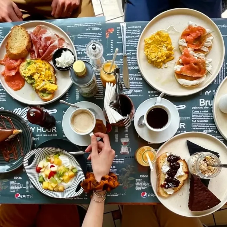 Brunch con uova, pancakes, frutta fresca, yogurt, avocado toast, torte, cappuccino, caffè spremute all'Estro Riccione