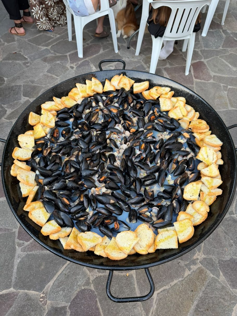 padellone con impepata di cozze con crostini